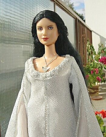 ARWEN ve stříbrobílých šatech - šaty pro panenku Barbie
